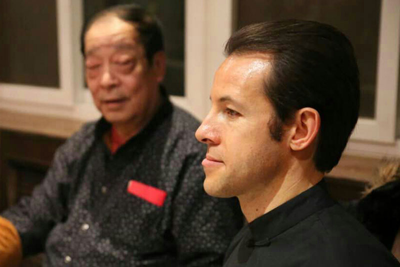 Shifu Laurent Morlet et maître Wei Yuzhu à table Shifu Laurent Morlet et maître Wei Yuzhu